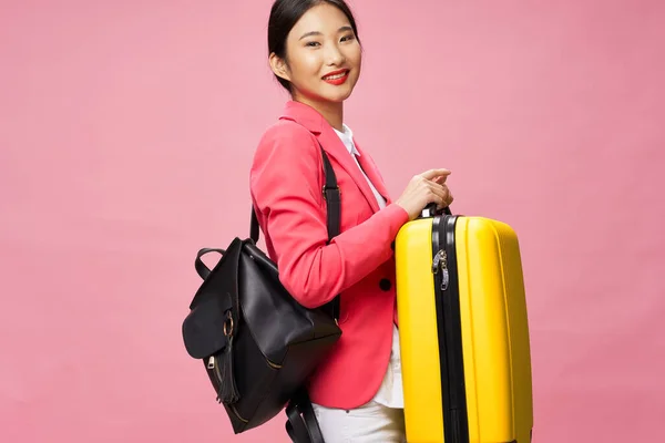분홍색 여행 가방을 타고 다니는 여성 관광객 — 스톡 사진