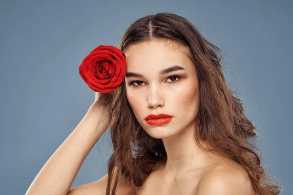 Femme avec une rose dans ses mains épaules nues soirée maquillage lèvres rouges — Photo