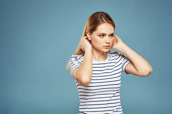 Emotionale Frau gestreiftes T-Shirt Lifestyle beschnitten blauer Hintergrund — Stockfoto