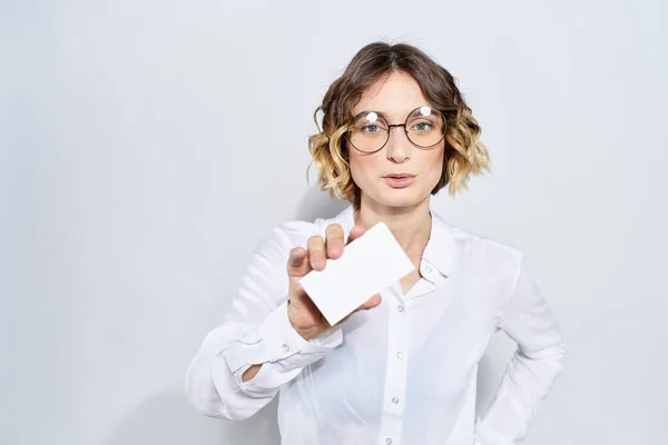 Mulher de negócios com cartão de crédito na mão luz fundo mockup — Fotografia de Stock