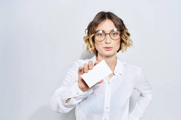 Femme d'affaires avec carte de crédit à la main lumière fond maquette — Photo