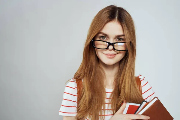Menina inteligente educação universitária notepads ciência óculos estudante feminino — Fotografia de Stock
