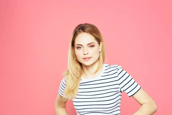 Vrouw in gestreepte t-shirt emoties studio bijgesneden uitzicht levensstijl roze geïsoleerde achtergrond — Stockfoto