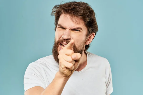 Бородатий чоловік емоції вираження обличчя жести рук крупним планом синій фон — стокове фото