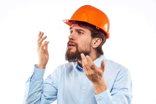 Emocional hombre gesto con sus manos industria de la construcción naranja duro trabajo sombrero —  Fotos de Stock