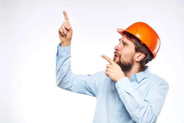 Tişörtlü, turuncu başlıklı, kasklı, güvenli, inşaat işçisi. — Stok fotoğraf