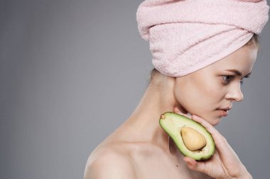 Cazibeli kadın. Temiz cilt avokadosu. Yakın plan.