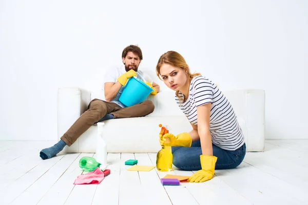 Young couple are doing cleaning together in the room light background — Stock Photo, Image