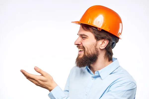 오렌지 색 헬멧을 쓰고 건축 산업을 하는 사람 — 스톡 사진