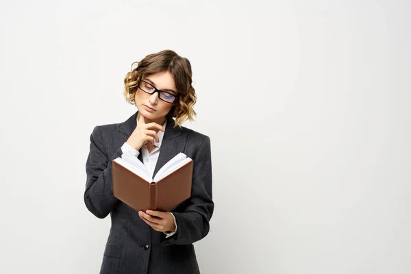 Business woman with notepad and glasses work light background cropped view of suit model. — Stock Photo, Image