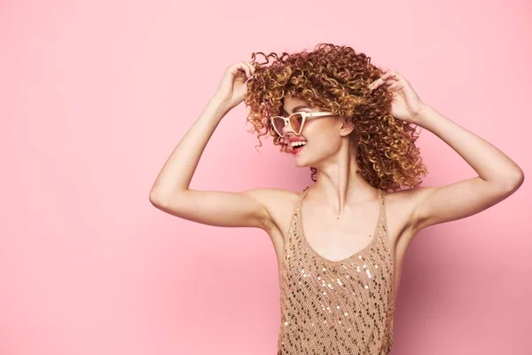 Lady lockigt hår Le trendiga glasögon studio kul — Stockfoto