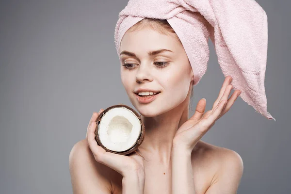 Wanita ceria dengan kelapa di tangan menikmati perawatan spa kulit murni — Stok Foto