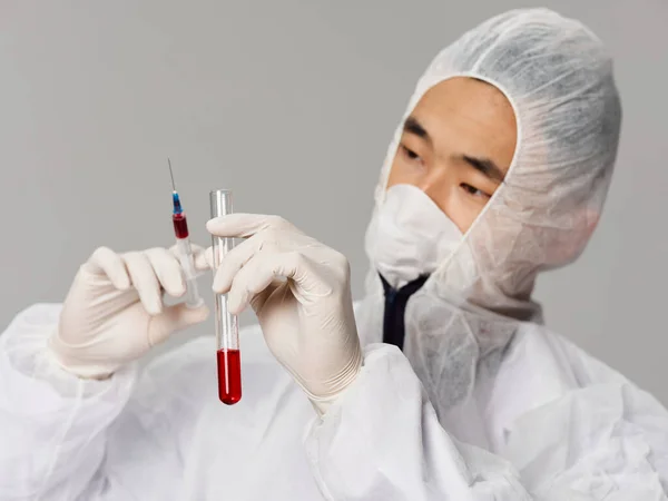 Чоловічий азіатський зовнішній вигляд лабораторний аналіз дослідження наркотиків — стокове фото