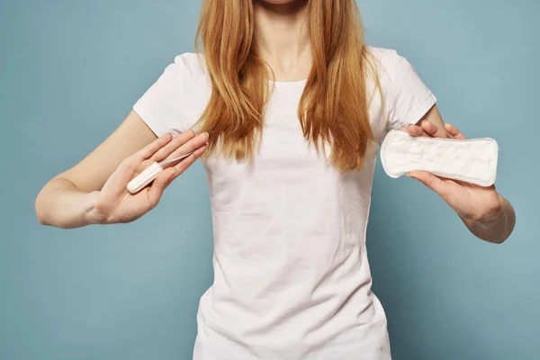 Женщина с тампоном и блокнотом в руке гигиены и чистоты синий фон белый футболка обрезанный вид — стоковое фото
