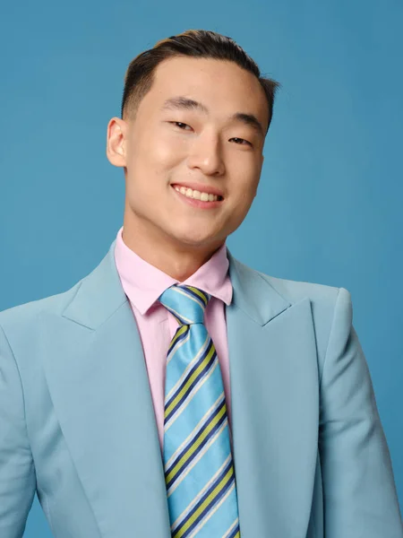 ハンサムな若い男ですスーツ笑顔アジアの外観ビジネスファイナンス肖像画 — ストック写真