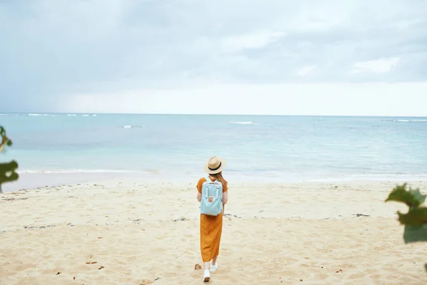 Viaggiatore sull'oceano con uno zaino sulla schiena sull'isola — Foto Stock