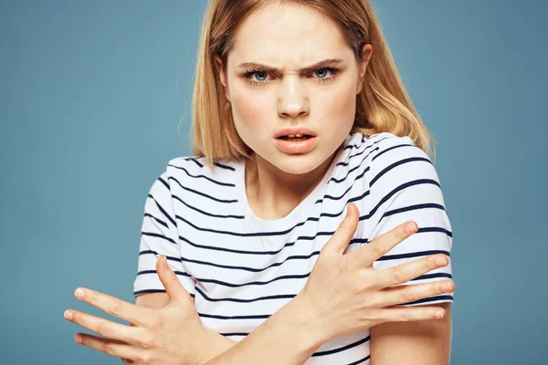 Donna che indossa a strisce t-shirt ritagliato vista blu isolato sfondo scontento espressione facciale — Foto Stock