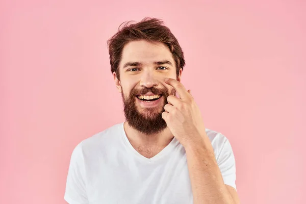 Homem em gestos t-shirt branco com as mãos emoções estilo de vida recortado vista rosa fundo — Fotografia de Stock