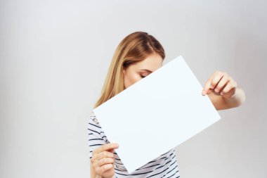 Elinde bir kağıt tutmakta olan kadın yaşam tarzı çizgili tişört kırpılmış görünüm kopyalama alanı