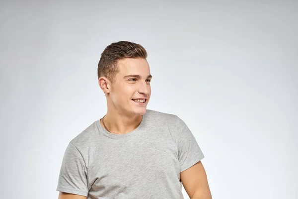Hezký muž v šedém tričku oříznutý pohled na emotion Studio Model — Stock fotografie