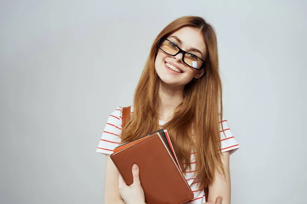Menina inteligente educação universitária notepads ciência óculos estudante feminino — Fotografia de Stock