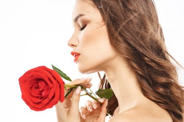 Çıplak omuzlu ve kırmızı gül makyajlı bir kadın.