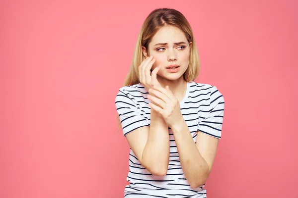 Donna a righe t-shirt emozioni studio ritagliato vista stile di vita rosa isolato sfondo — Foto Stock