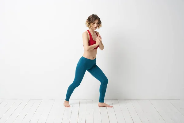 Eine Frau in vollem Wachstum In einem hellen Raum betreibt Yoga-Meditation Sport — Stockfoto