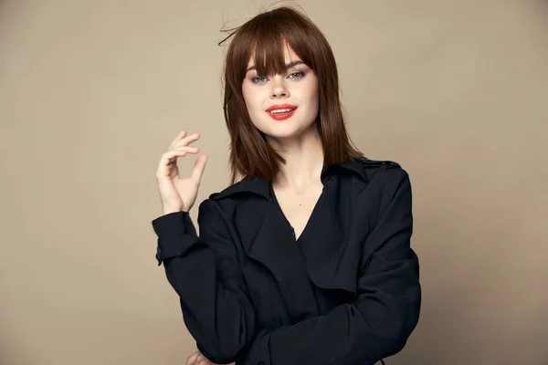 Aantrekkelijke brunette jas met riem elegante stijl hebben plezier op een geïsoleerde achtergrond — Stockfoto