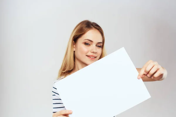 Donna in possesso di un foglio di carta nelle sue mani stile di vita a righe t-shirt vista ritagliata Copy Space — Foto Stock