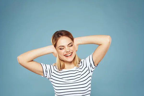 美しい女性ストライプTシャツ楽しい感情ライフスタイル青の背景 — ストック写真