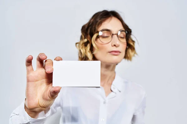 Geschäftsfrau mit Karte in der Hand Licht Hintergrund Kreditkarten-Attrappe — Stockfoto