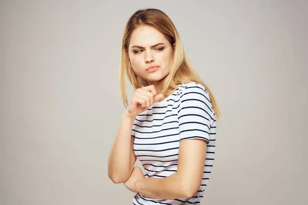Συναισθηματική ξανθιά γυναίκα σε ριγέ t-shirt lifestyle έκφραση του προσώπου close-up — Φωτογραφία Αρχείου