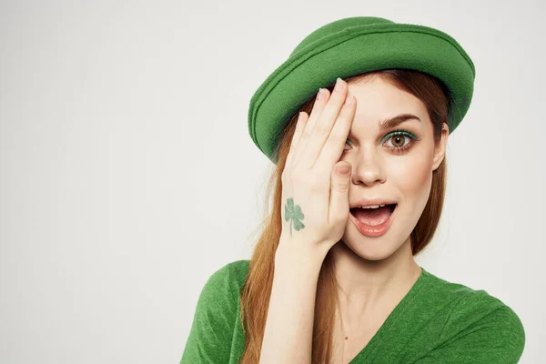 Femme heureuse en vêtements verts dans st patricks jour shamrock chapeau modèle de maquillage — Photo