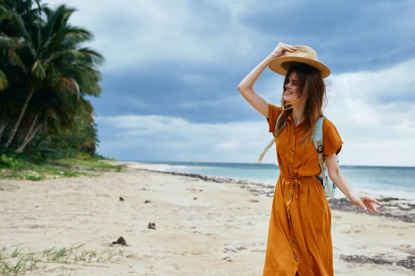 Mulher alegre caminhante viagem passeio ilha praia — Fotografia de Stock