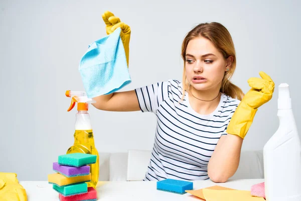 Женщина с тряпкой для чистки моющих средств поставляет товары для дома — стоковое фото