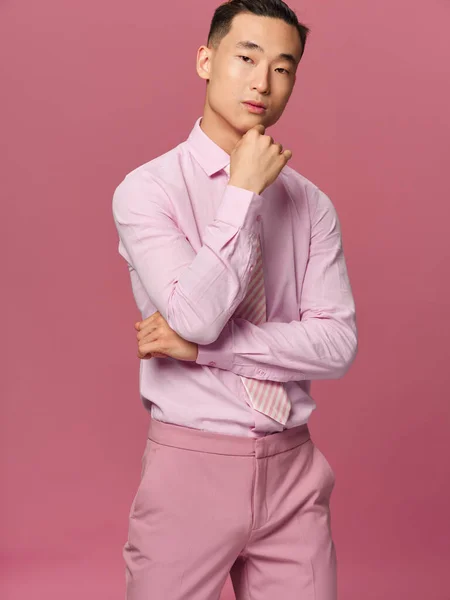 Homem elegante rosa camisa gravata atraente olhar moda corte vista — Fotografia de Stock