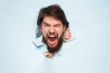 Çığlık atan sakallı adam duvarın arkasından bakıyor. Duygular işe yarıyor.