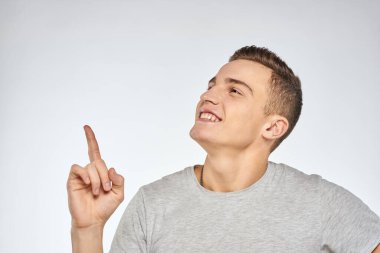 Gri tişörtlü yakışıklı adam duygu stüdyosu modelini kesmiş.