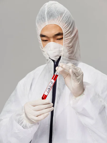 Asian male laboratory science diagnostics treatment protection covid 19 — Stock Photo, Image