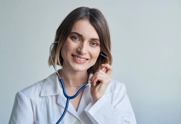 Médico médico vestido enfermera estetoscopio salud luz fondo —  Fotos de Stock