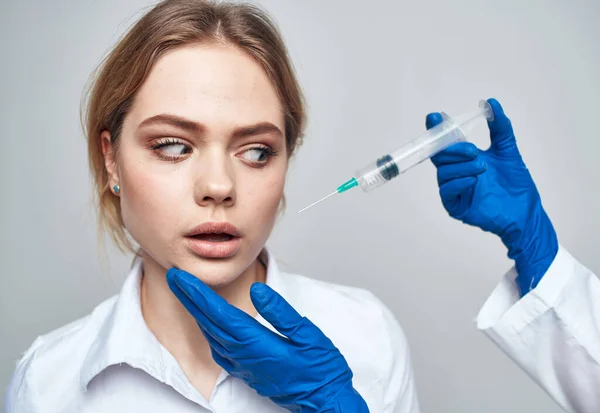 Kvinnlig spruta narkos botox injektion läkare blå handskar — Stockfoto