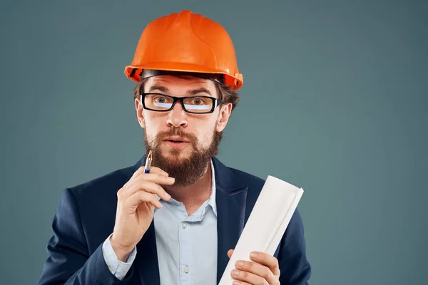 Hombre emocional en naranja duro sombrero ingeniero trabajo industria construcción — Foto de Stock