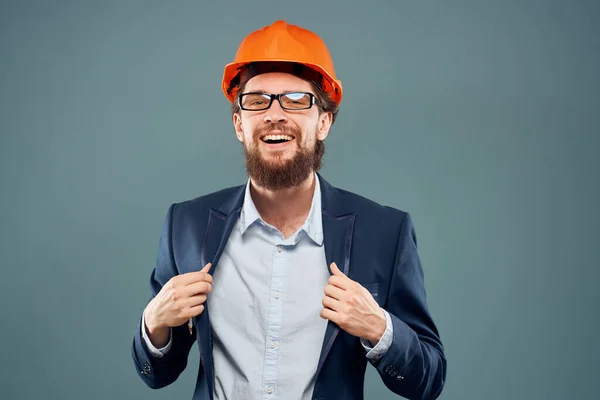 Homem em laranja terno chapéu duro engenheiro construção trabalho estilo de vida oficial — Fotografia de Stock