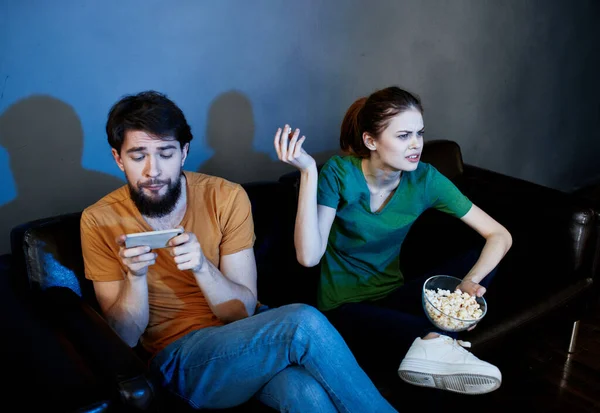 Emotionaler Mann und Frau vor dem Fernseher — Stockfoto