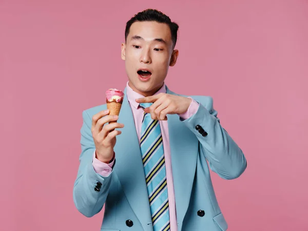 スーツの男はアイスクリームの感情を示す喜びピンクの背景 — ストック写真