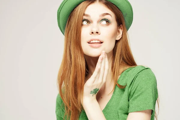 세인트 패트릭 데이 (Saint Patricks Day) 의 샴록 소녀, 녹색 옷밝은 배경 — 스톡 사진