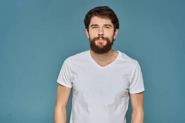 Mann im weißen T-Shirt gestikuliert mit abgeschnittenen Händen — Stockfoto