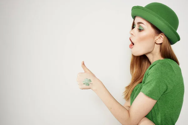 Femme heureuse en vêtements verts dans st patricks jour shamrock chapeau modèle de maquillage — Photo