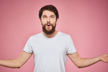 Neşeli sakallı adam beyaz tişört duyguları pembe arka planı kırptı